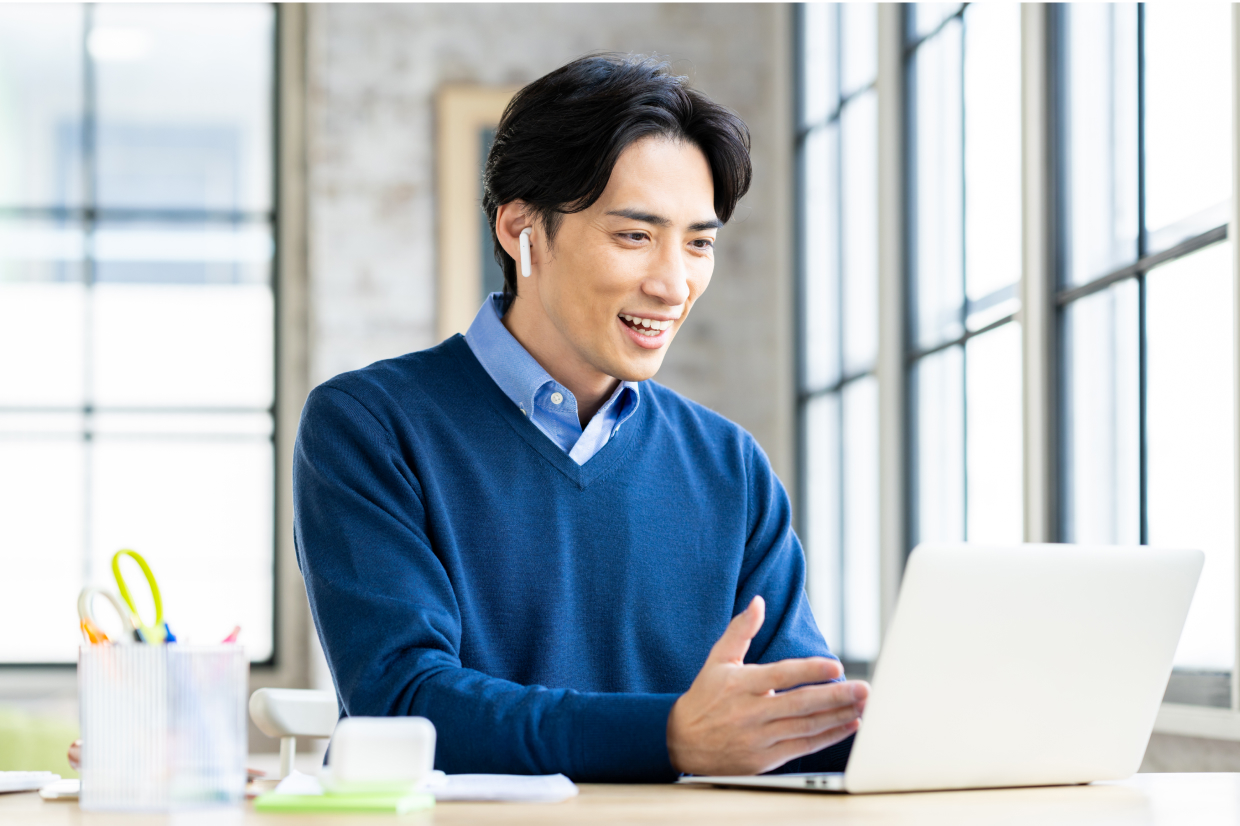 オンライン相談を行う男性